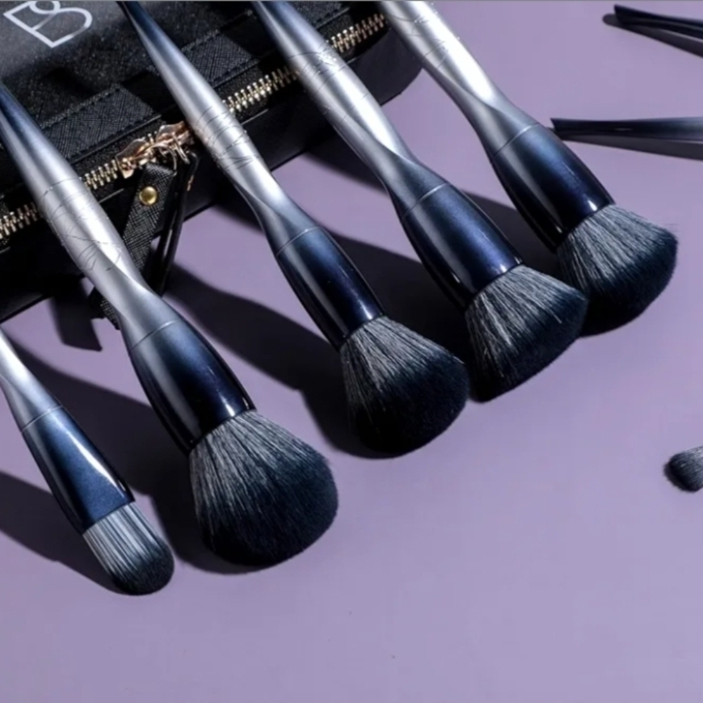 NWT 12 Pcs Makeup Brushes & 2 Pcs Makeup Sponges & Travel Case - Picture 5 of 5